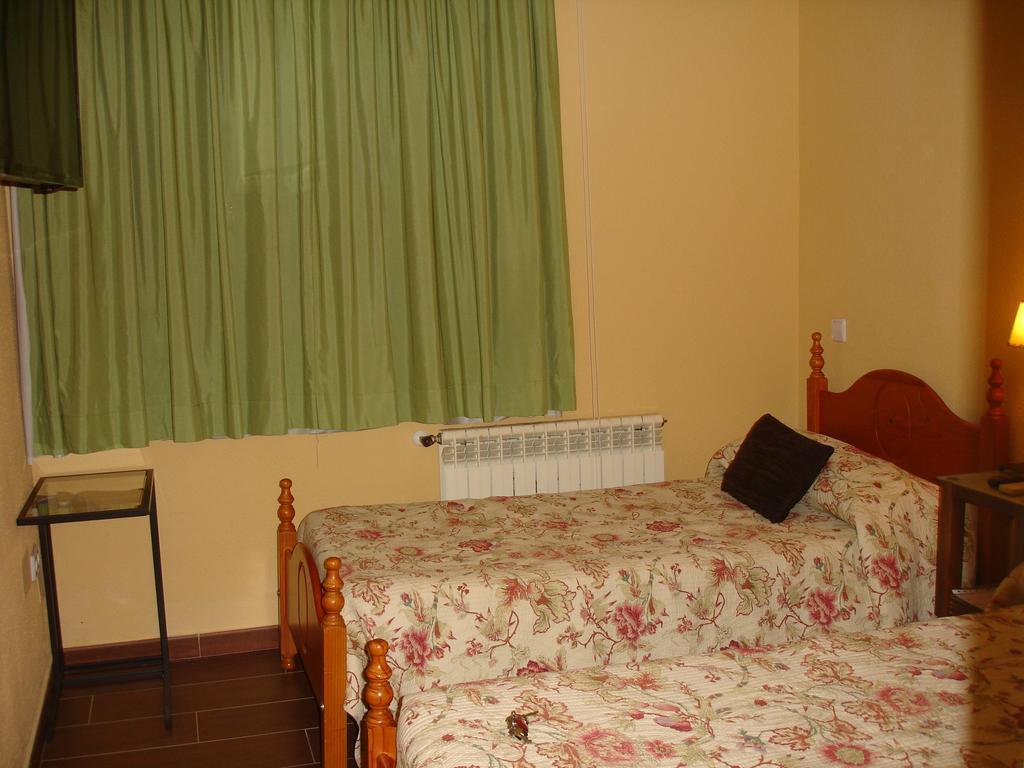 Hostal Puerta Bonita Madrid Esterno foto