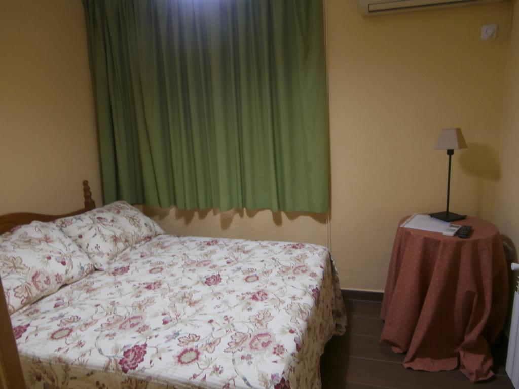 Hostal Puerta Bonita Madrid Esterno foto