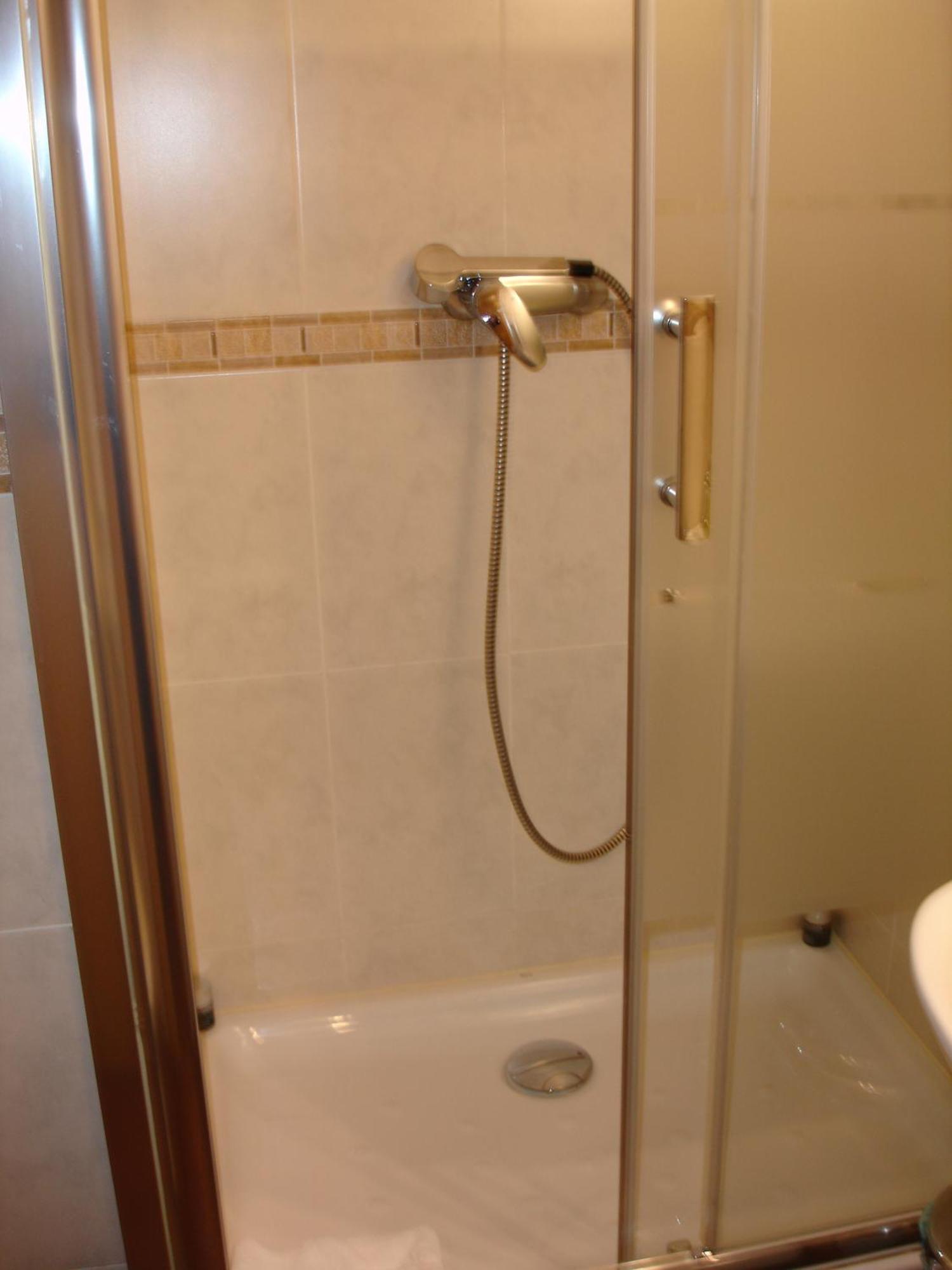 Hostal Puerta Bonita Madrid Esterno foto