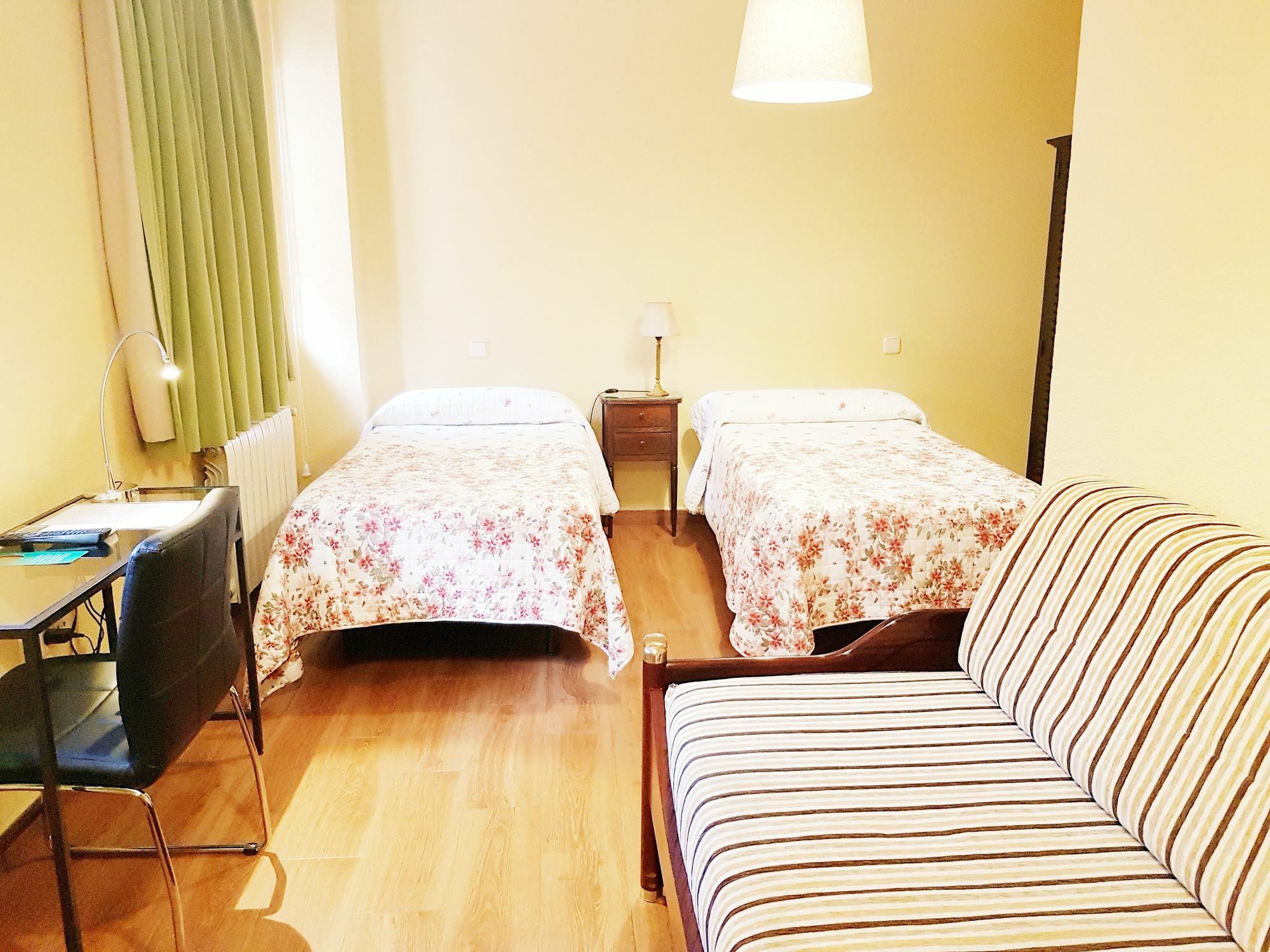 Hostal Puerta Bonita Madrid Esterno foto